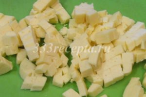 <p>Сыр режем кубиками.</p>
