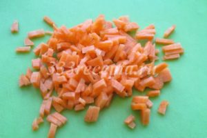 <p>Морковь нарезаем мелкой соломкой и также добавляем в бульон.</p>
