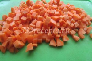 <p>Морковь нарезаем кубиками.</p>
