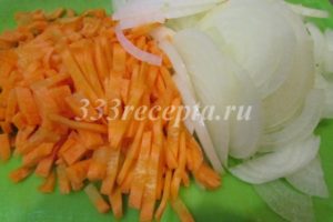 <p>Нарезаем полукольцами лук и соломкой морковь.</p>
