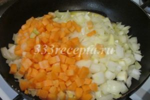 <p>На сливочном масле обжариваем порезанные лук и морковь.</p>
