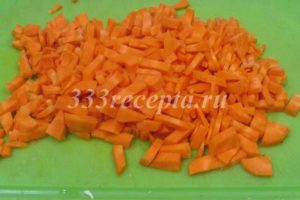 <p>Морковь нарезаем соломкой.</p>
