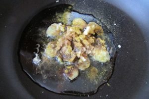 <p>На сковороде разогреть растительное масло и поджарить в нем нарезанный имбирь, раздавленный чеснок и специи.</p>
