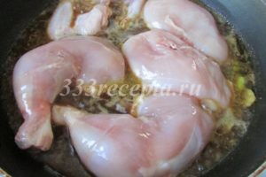 <p>Прокипятить 10 минут и добавить порционные куски курицы. Тушить до готовности под крышкой (около 30-40 минут).</p>
