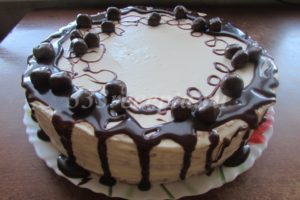 <p><span style="font-size: medium;">Вынимаем торт из холодильника и украшаем его шоколадной глазурью и шоколадно-вафельными шариками.</span></p>
