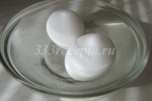 <p lang="en-US"><span style="color: #000000;"><span style="font-size: medium;">Так как белок для айсинга используется в сыром виде, для обеззараживания кладём 1 яйцо минут на 10-15 в крепкий раствор соды (на 100 мл воды 1 ч.л. соды). <br /></span></span></p>
