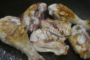 <p>Выкладываем обжаренный лук из сковороды и на том же масле обжариваем курицу до румяной корочки.</p>
