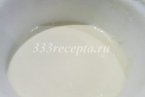 <p>В отдельной ёмкости в молоко добавляем муку и по-хорошему перемешиваем, чтобы не было комочков.</p>
