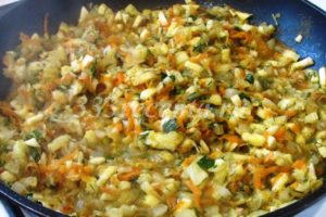 <p>Обжариваем лук, морковь и мякоть кабачков 5-10 минут, затем добавляем зелень, чеснок, специи, солим, перчим.</p>

