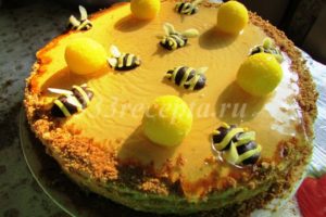 <p>Сверху украшаем торт подготовленными заранее пчёлками, можно добавить конфеты.</p>
