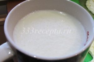 <p>Делаем пропитку для коржей, для этого молоко немного подогреваем и добавляем в него 2 ч.л. сахарной пудры и 1 ст.л. кокосовой стружки, размешиваем.</p>
