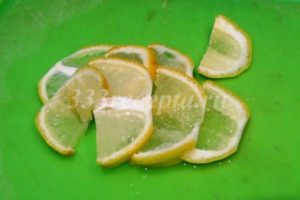 <p>Половинку лимона нарезаем тоненькими дольками.</p>
