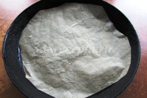 <p>Дно формы для выпекания застилаем пекарской бумагой и смазываем её и бортики подсолнечным маслом.</p>
