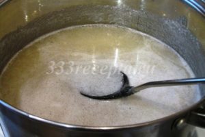 <p>В 5л кастрюлю высыпаем сахар, заливаем его водой и варим на медленном огне до максимального растворения сахара.</p>
