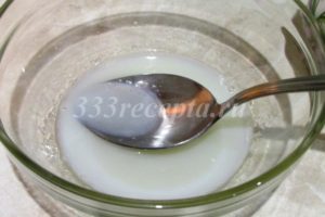 <p>Пока пряник горячий готовим молочную глазурь: смешиваем 80 г сахара и молоко и прогреваем смесь в микроволновке так, чтобы сахар полностью растворился.</p>
