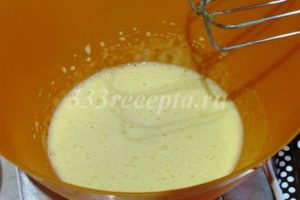 <p>Для начала выпекаем бисквит: аккуратно отделяем белки от желтков и перетираем желтки с 65 г сахара и 0,5 ч.л. ванильного сахара до бела.</p>
