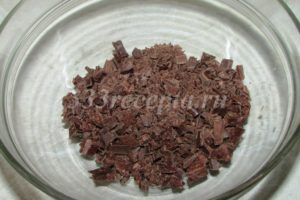 <p>Готовим простую шоколадную глазурь: измельчаем 50 г шоколада.</p>
