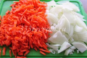 <p>Морковь нарезаем соломкой, лук — четвертькольцами.</p>
