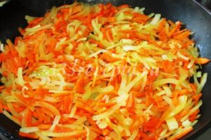pОбжариваем на небольшом количестве растительного масла лук и морковь./p
