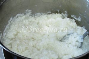 <p>Отвариваем рис в подсоленной воде до готовности и оставляем остывать.</p>
