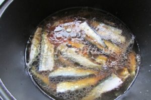 <p>Выкладываем в масло приправленную рыбу и заливаем процеженным заваренным чаем (без чаинок).</p>
