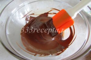 <p>Для украшения торта используем шоколад, для этого на водяной бане или в микроволновке растапливаем 100 г шоколада.</p>

