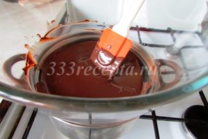 <p>На водяной бане растапливаем 250 г темного шоколада. Когда шоколад полностью растоплен, снимаем его с водяной бани.</p>
