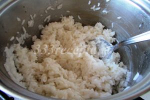 <p>Промываем рис под проточной водой, выкладываем промытый рис в кастрюлю, заливаем водой на 1 см выше уровня риса и варим на медленном огне до готовности, помешивая, пока вся вода не выкипит. В готовый рис добавляем рисовый уксус, перемешиваем.</p>
