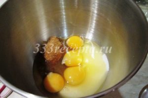 <p>А 4 яйца соединяем со 150 г сахара и 100 г тростникового сахара.</p>
