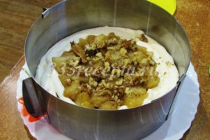 <p>На корж выкладываем творожный крем, а на него в центр яблочную начинку, которую посыпаем грецкими орехами.</p>
