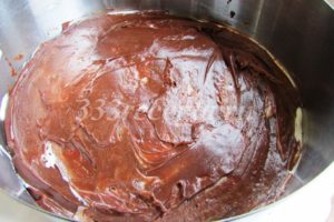 <p>На крем выкладываем 1/3 шоколадного ганаша, разравниваем.</p>
