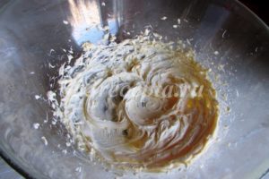<p>Творожный крем готовится достаточно просто: взбиваем 90 г сливочного масла комнатной температуры до побеления.</p>
