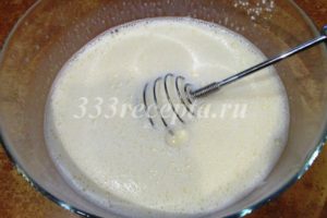 <p>Вводим молочную смесь в желтковую тонкой струйкой, постоянно помешивая венчиком.</p>
